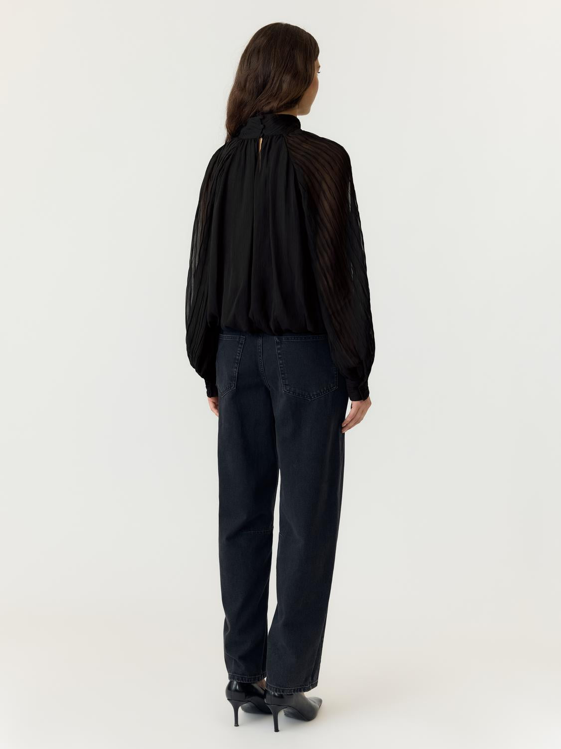model_shot-back